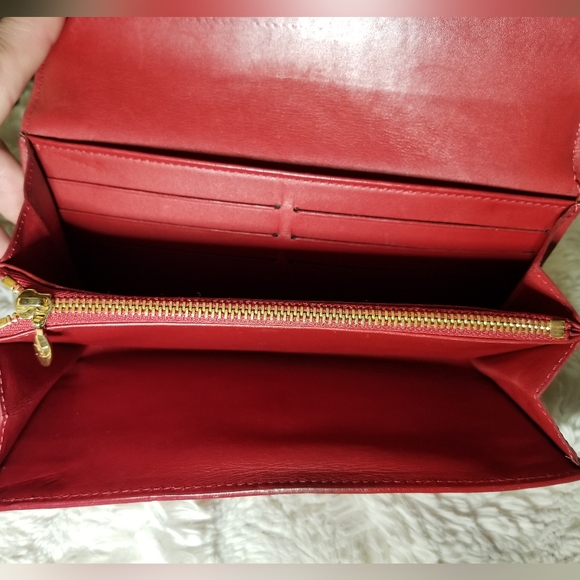 LOUIS VUITTON RED VERNIS MONOGRAM SARAH WALLET - Picture 8 of 11